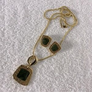 Vintage Gold Tone & Green Chunky Jewelry Set Necklace Pendant Clip On Earrings